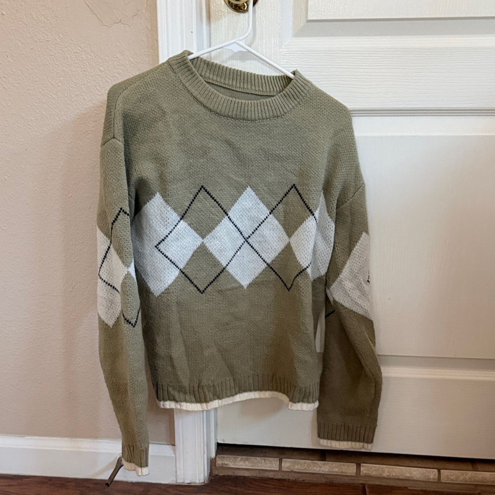 Argyle Pattern Sweater in Olive and White